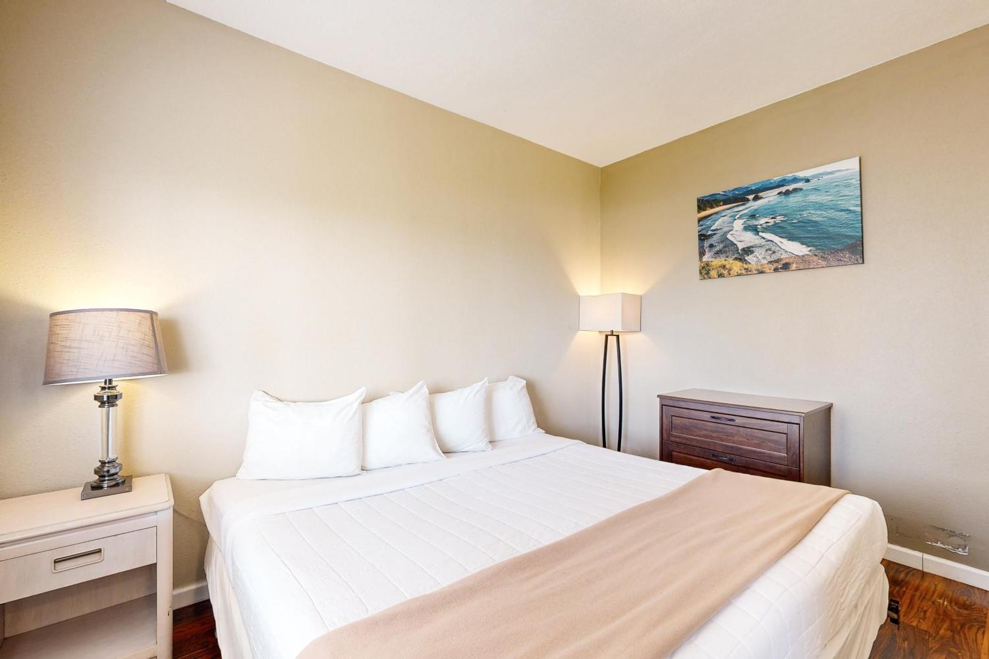 The Whale At Sandstone Point Apartment Lincoln City Room photo